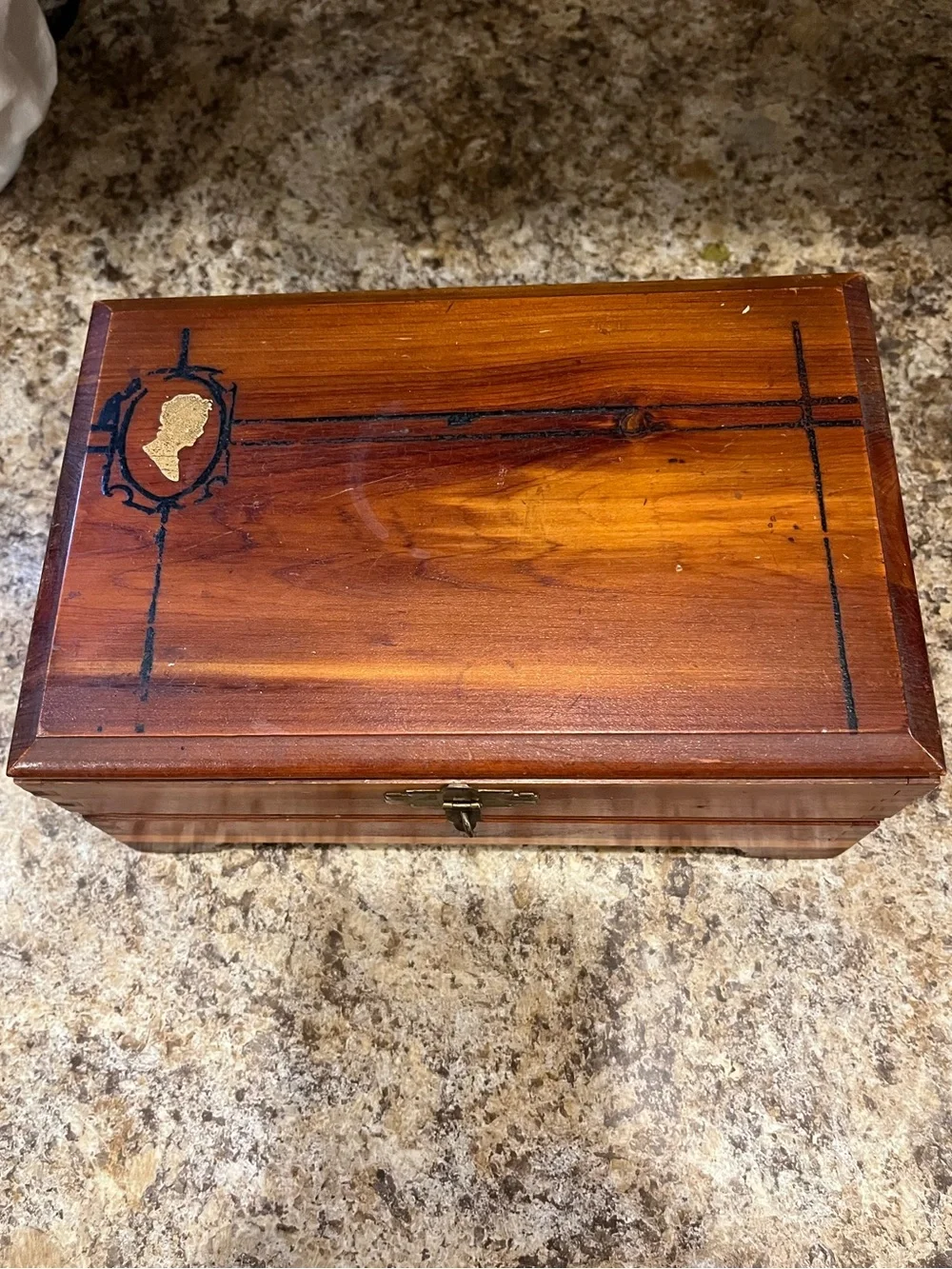 Vintage 1940s Cedar CAMEO SILHOUETTE Jewelry / Stash Keepsake Box